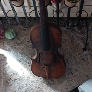 Antique southern made fiddle. Quite good condition but will be unable to play.